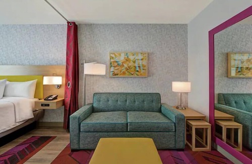 West Palm Beach Hotel | 2 Queen Studio w/Kitchenette & Outdoor Pool, 4mi Science Aquarium