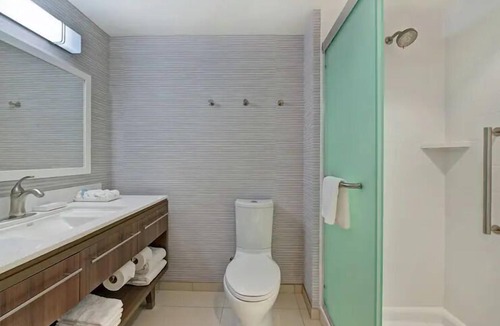 West Palm Beach Hotel | 2 Queen Studio w/Kitchenette & Outdoor Pool, 4mi Science Aquarium