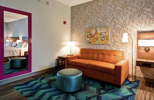 Mechanicsburg Hotel | 2 Queen Studio w/Breakfast & Pool | Close to Dining Spots + Breakfast Included