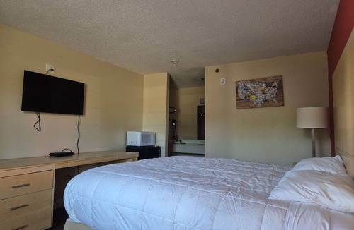 Chickamauga Hotel | 2 Quiet King Rooms Ideal for Budget Travelers Visiting Chickamauga