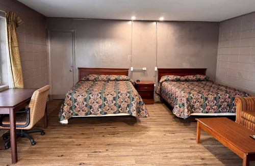 Dothan Hotel | 2 Relaxing Budget-Friendly Rooms Near Parks, Pets Allowed + Free Parking
