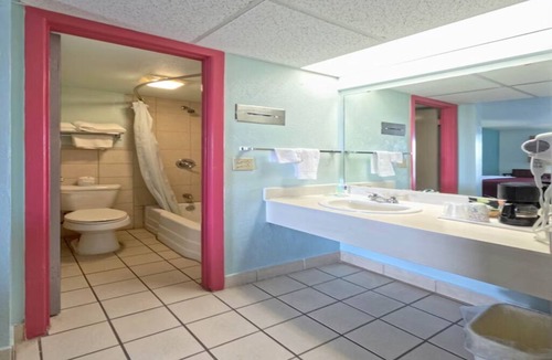 Vega Hotel | 2 Relaxing Budget-Friendly Rooms w/Free Parking, Near Route 66 Restaurants