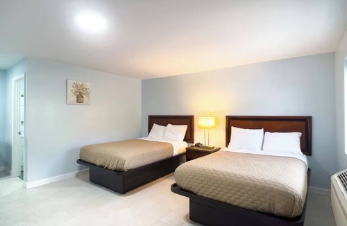 Tazewell Hotel | 2 Relaxing Double-Bed Rooms Near Lincoln Museum w/Free Parking & Nearby Dining