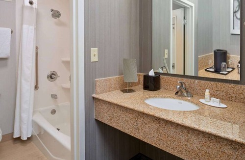 Indianapolis Hotel | 2 Relaxing Units Close to Butterfly Village! Indoor Pool, Pet-friendly!