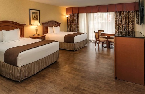 Redding Resort | 2 Relaxing Units! Outdoor Pool, Parking, Pets Allowed, Near River Side Park!