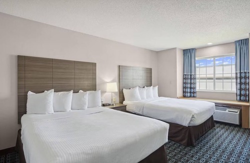 Blue Springs Hotel | 2 Restful Rooms for Families Conveniently w/Seasonal Pool - Near Dining Spots