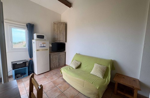 Saint-Pierre-la-Mer Apartment | 2-room apartment with balcony - 800m from the beach and private parking