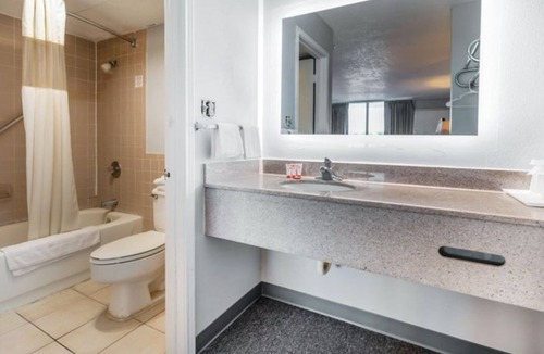 Jennings Hotel | 2 Road Trip-Ready Pet-Friendly King Bedroom Near Fishing and Dining Spots!