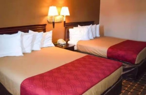 Richburg Hotel | 2 Roadside Queen Rooms w/Essentials Near St. Anne Intl. Festival
