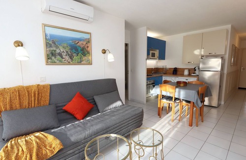 Saint-Raphael Apartment | 2 rooms by the sea with air conditioning, pool view, Wifi, parking
