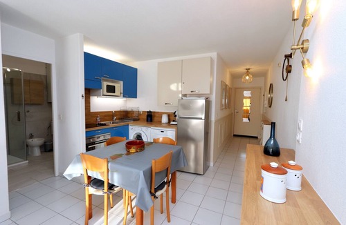 Saint-Raphael Apartment | 2 rooms by the sea with air conditioning, pool view, Wifi, parking