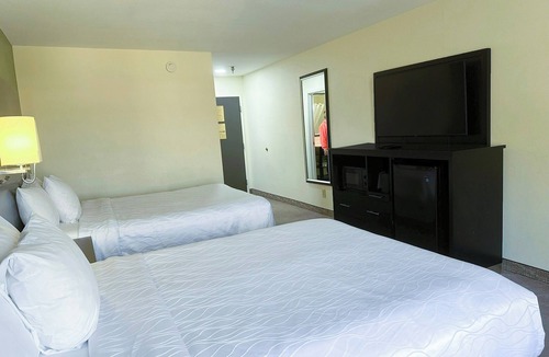 Mount Berry Hotel | 2 Rooms | Double Queen Comfort | Relaxing Rome Stay Close to Dining