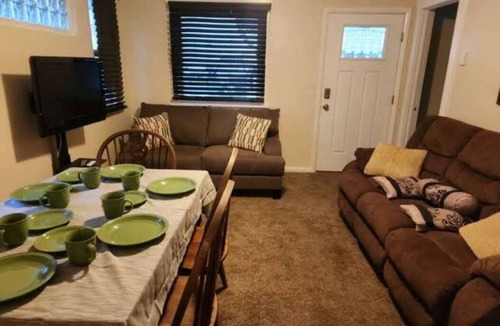 People's Freeway House | 2 Rooms House Close to Downtown with quick freeway
