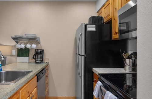 Downtown Cannon Beach Villa | 2 Sand Dune: Cozy Town Home | Walk to Beach | Dog-Friendly