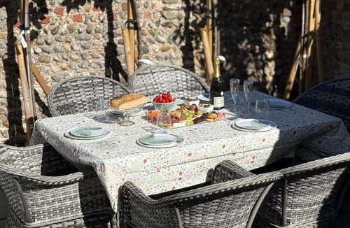 Bognor Regis Apartment | 2 Seaside Bedroom, Hot Tub, Garden, Parking