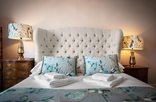 Bognor Regis Apartment | 2 Seaside Bedroom, Hot Tub, Garden, Parking