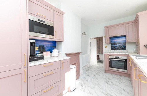 Bognor Regis Apartment | 2 Seaside Bedroom home, Garden, 6 guests, Parking, Contractors-Families welcome