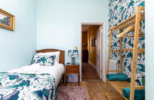 Bognor Regis Apartment | 2 Seaside Bedroom home, Garden, 6 guests, Parking, Contractors-Families welcome