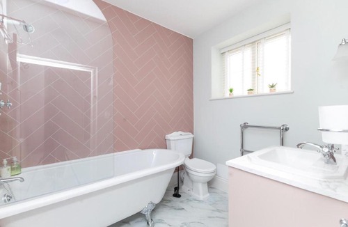 Bognor Regis Apartment | 2 Seaside Bedroom home, Garden, 6 guests, Parking, Contractors-Families welcome