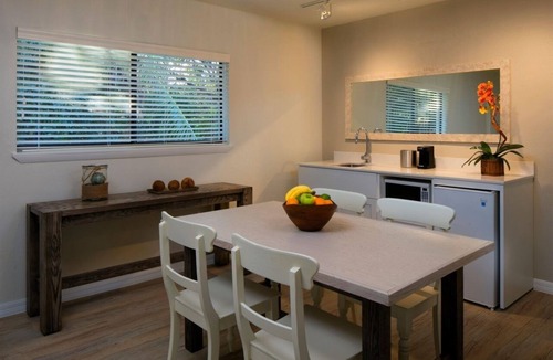 Islamorada Resort | 2 Separate Unites w/2 Bedrooms, Kitchenette, Pool, Free Parking & Pool