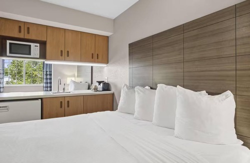 Blue Springs Hotel | 2 Simple and Inviting Rooms w/Seasonal Pool for Easy Getaways