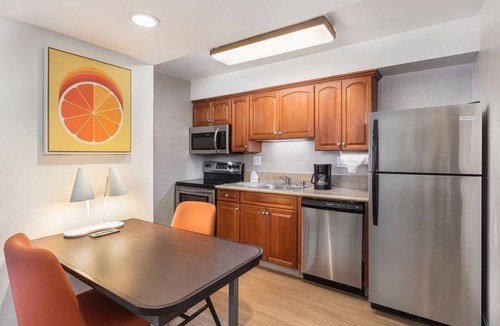 Anaheim Resort Hotel | 2 Spacious Studios w/Full Kitchen and Heated Pool Close to Disneyland - Parking