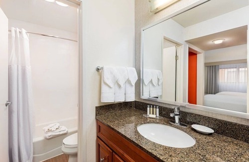 Anaheim Resort Hotel | 2 Spacious Studios w/Full Kitchen and Heated Pool Close to Disneyland - Parking