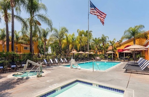 Anaheim Resort Hotel | 2 Spacious Studios w/Full Kitchen and Heated Pool Close to Disneyland - Parking