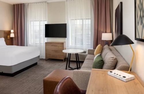 West Bloomington Hotel | 2 Spacious Suites Near Mall of America & MSP Airport with Breakfast Included
