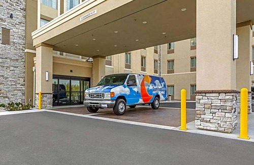 Burlington Hotel | 2-Star Hotel ∙ Comfort Suites Burlington near I-5