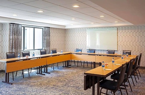 Warwick Hotel | 2-Star Hotel ∙ Fairfield Inn & Suites by Marriott Providence Airport Warwick