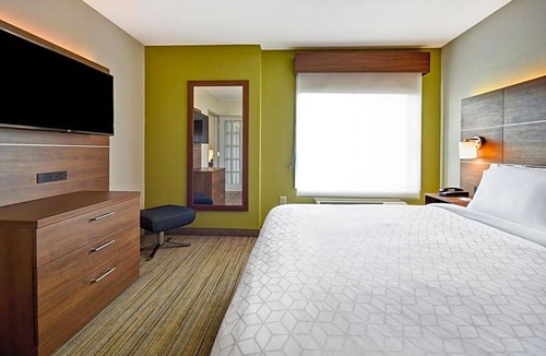 Middletown Hotel | 2-Star Hotel ∙ Holiday Inn Express Newport North - Middletown, an IHG Hotel