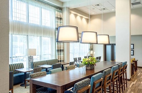 Maple Leaf Hotel | 2-Star Hotel ∙ Hampton Inn & Suites by Hilton Seattle/Northgate
