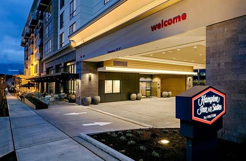 Maple Leaf Hotel | 2-Star Hotel ∙ Hampton Inn & Suites by Hilton Seattle/Northgate
