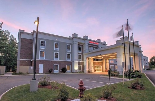 Lenox Hotel | 2-Star Hotel ∙ Hampton Inn & Suites Berkshires-Lenox