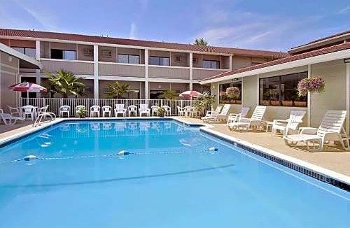 Cully Hotel | 2-Star Hotel ∙ Ramada by Wyndham Portland Airport