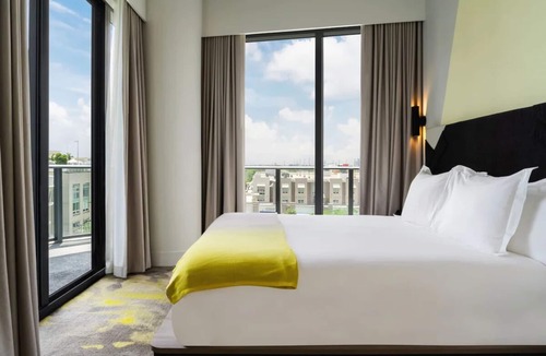 Midtown Hotel | 2 Striking Modern Suites in Midtown with Pool, Fitness, Tennis Court