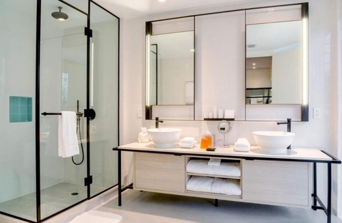 Midtown Hotel | 2 Striking Modern Suites in Midtown with Pool, Fitness, Tennis Court