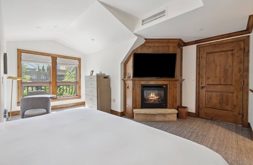 Downtown Resort | 2 Suite-Amenities, Fireplace, Hot Tub, Fire Pit!
