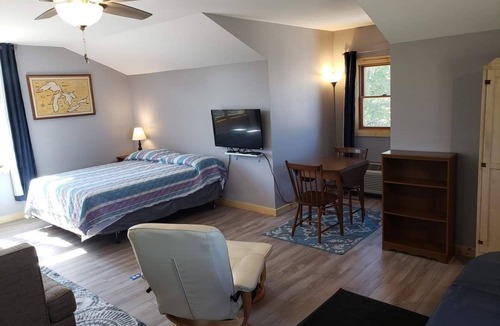 Oscoda Resort | #2 Thomas' Parkside Cottages, 2nd floor Studio w/lake Huron privaten beachfront