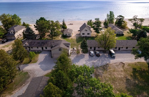Oscoda Resort | #2 Thomas' Parkside Cottages, 2nd floor Studio w/lake Huron privaten beachfront