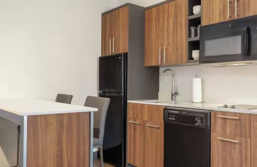 Houston Hotel | 2 Tranquil Rooms Designed for Relaxation - Your Weekend Retreat in Houston!