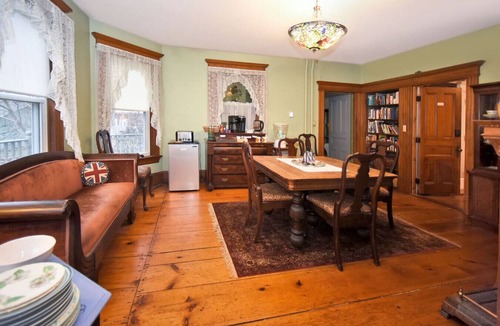 Shelburne Apartment | 2 Twin beds on 1st floor with En-suite bathroom.