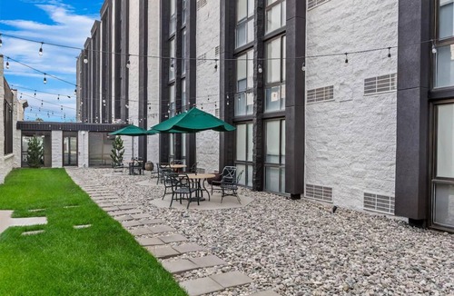 Cheyenne Hotel | 2 Units | Deluxe 2 Queen Beds Near Cheyenne Regional Airport for Business Trips