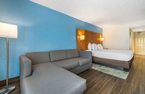 Seabreeze Park Hotel | 2 Units | Inviting Family Stay | Ocean Views, Beachside Fun & Local Attractions
