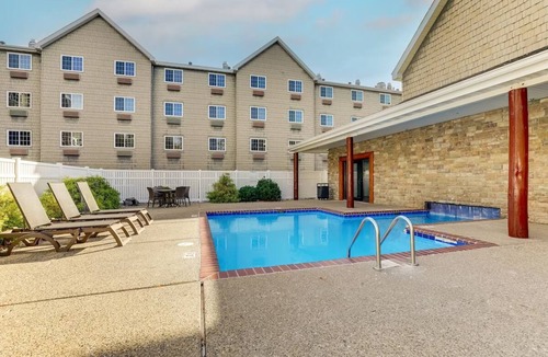 Johnston Hotel | 2 Units | Johnston Stay w/pool Access | 0.5 mi to Texas Roadhouse
