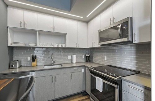 Bluemont Hotel | 2 Units | Modern DC Stay w/Kitchen & Pool | Close to Lincoln Memorial & Dining