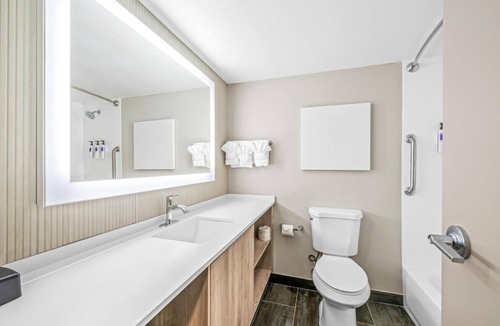 Statesville Hotel | 2 Units Near Carolina Balloon Fest Grounds - 3 miles | Free Breakfast & Parking