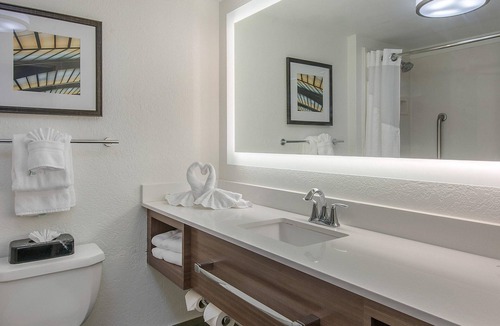 Tropic Hotel | 2 Units | Outdoor Pool | Fitness Center | Melbourne Stay