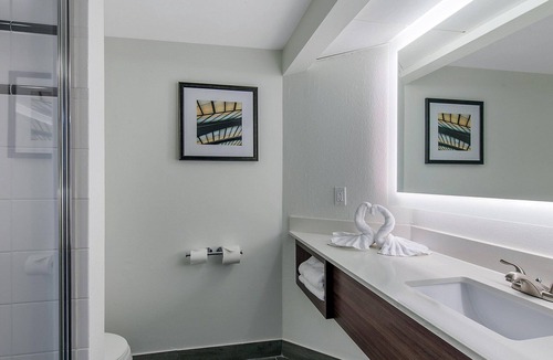 Tropic Hotel | 2 Units | Outdoor Pool | Fitness Center | Melbourne Stay